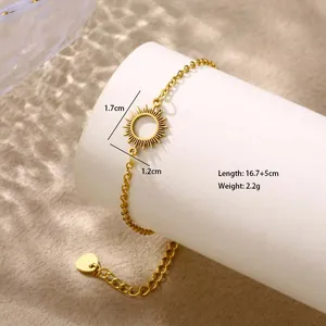 Vista dettagliata del bracciale con ciondolo a sole cavo con diametro 1,7 cm e catenina