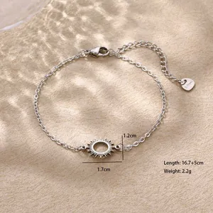 Vista dettagliata del bracciale con ciondolo a sole vuoto e chiusura a moschettone