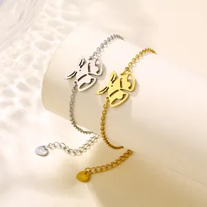 Weihnachtsglocken-Armbänder aus Gold- und Silber-Edelstahl auf weißem Sockel-Display
