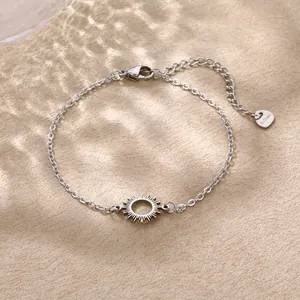 Dettaglio del bracciale in acciaio inox con ciondolo a sole, chiusura a moschettone e cuore