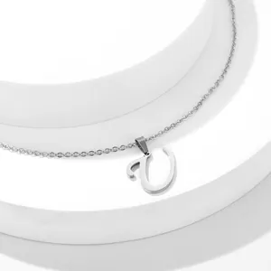 Dettaglio della collana in acciaio inossidabile argento lucido con ciondolo a lettera U grande