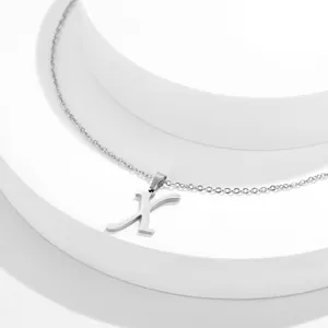 Macro della collana con ciondolo a lettera X in acciaio inossidabile argento lucido