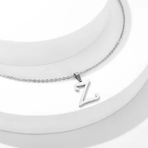 Dettaglio macro della collana in acciaio lucido con il ciondolo a forma di lettera Z