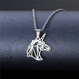 Nahaufnahme des Origami Einhorn-Anhängers aus poliertem Edelstahl in Silber-Optik