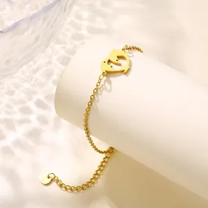 Λεπτομέρεια από χρυσό βραχιόλι δελφίνι 18K με καρδούλα στην αλυσίδα επέκτασης