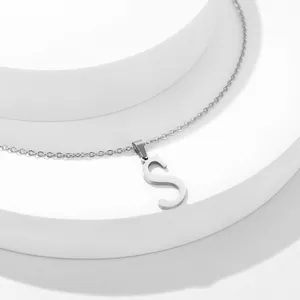 Collana in acciaio inossidabile lucido con grande ciondolo a lettera S d'argento su basi