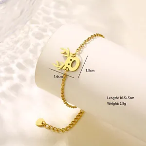 Vue macro du bracelet doré avec pendentif renne, détails de la longueur et du poids
