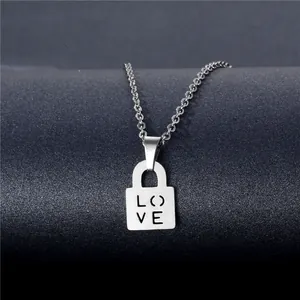 Detail eines silbernen Edelstahlschlosses mit LOVE-Gravur an einer feinen Kette