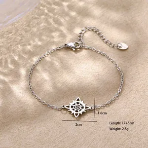 Detailansicht eines keltischen Knotenarmbands aus Edelstahl mit verstellbarer Gliederkette