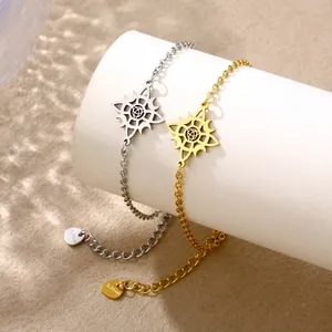 Gold- und Silber-Edelstahl-Witch-Knot-Armbänder auf Podest mit Herzanhänger-Details