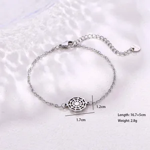 Vue détaillée du bracelet pendentif toile d'araignée argenté avec fermoir mousqueton