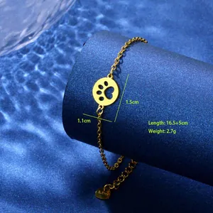 Détails du bracelet doré avec pendentif patte de chat évidé de 1,5 cm de diamètre