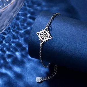 Silbernes Edelstahl-Keltischer-Knoten-Armband mit Anhänger auf blauem Wasserhintergrund