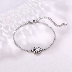 Détail du bracelet en acier inoxydable avec pendentif toile d'araignée et breloque cœur