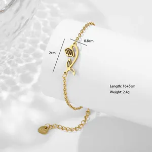 Détail montrant le pendentif tulipe 2cm x 0,8cm sur bracelet en acier inoxydable