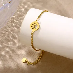 Vue détaillée du bracelet en acier inoxydable doré avec breloque empreinte de patte