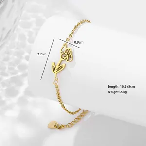 Détail du bracelet orchidée dorée montrant la longueur de 16,2cm et le pendentif de 0,9cm
