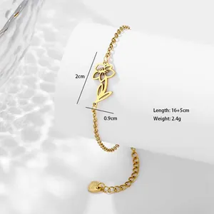 Détail du bracelet pendentif fleur dorée avec dimensions 16 plus 5cm sur socle blanc