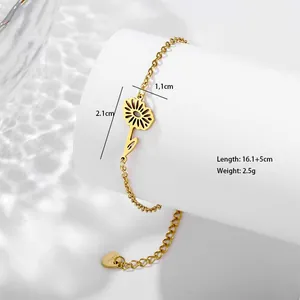 Détail du bracelet marguerite en acier doré 18K montrant la taille du pendentif et le fermoir