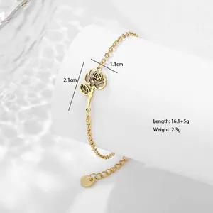 Détail du bracelet en acier avec breloque rose montrant les dimensions 2,1x1,1 cm