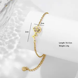Vue détaillée d'un bracelet fleur dorée en acier inoxydable avec chaîne 16 plus 5 cm