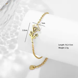 Détail du bracelet pendentif fleur dorée avec dimensions 2,2 cm x 1 cm et chaîne o