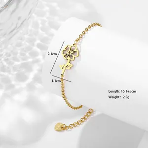 Détail du bracelet pendentif fleur dorée montrant les dimensions et le travail du métal