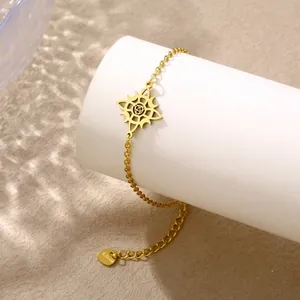 Detailansicht goldfarbenes Edelstahlarmband mit Sternanhänger und S.Steel-Tag