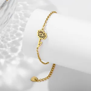 Bracelet tournesol élégant en acier inoxydable doré avec breloque cœur sur support blanc