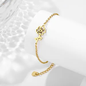 Bracelet floral en acier doré avec pendentif ajouré sur fond d'ombres aquatiques douces