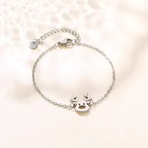 Détail d'un pendentif renne en acier inoxydable argenté sur un bracelet à chaîne fine