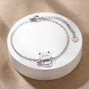 Bracelet chat minimaliste en acier inoxydable avec fermoir mousqueton sur présentoir