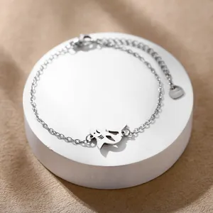 Bracelet requin en acier inoxydable poli avec chaîne réglable sur support blanc