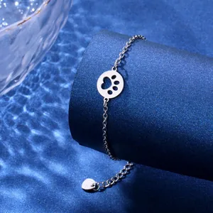 Vue détaillée du bracelet en argent avec un pendentif circulaire ajouré à motif de patte