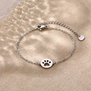 Vue détaillée du bracelet en acier inoxydable argenté avec pendentif en forme de patte