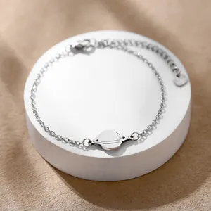 Détail du bracelet planète en acier inoxydable argenté avec fermoir mousqueton robuste