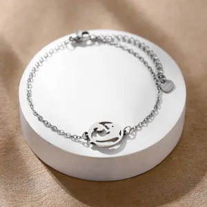 Vue détaillée du bracelet en acier inoxydable argenté avec pendentif Om et breloque cœur