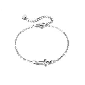 Bracelet croix en acier inoxydable argenté avec inscription Jésus et fermoir mousqueton