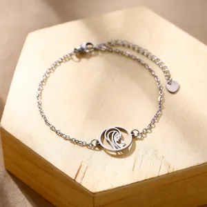 Détail du bracelet en acier argenté avec pendentif portrait sur support en bois