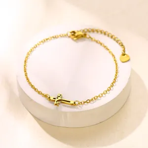 Bracelet croix doré en acier inoxydable avec gravure Jesus et détail de cœur