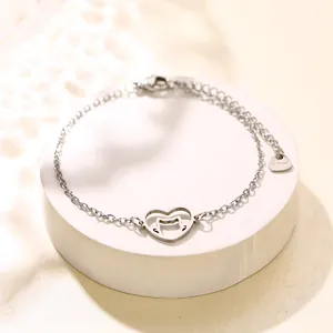 Bracciale minimalista in acciaio inossidabile con ciondolo a cuore e gatto su supporto