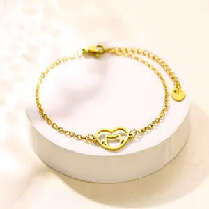 Bracciale in acciaio dorato con ciondolo a cuore traforato e sagoma di gatto