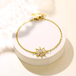 Eleganteres Edelstahl-Armband mit vergoldetem Blumendesign und weißen Zirkonia-Steinen