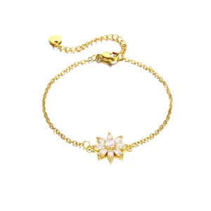 Goldenes Edelstahl-Blumenarmband mit weißen Zirkonia-Blütenblättern und Verschluss