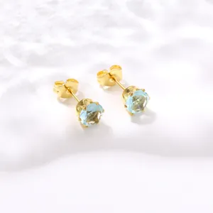 Boucles d'oreilles couronne dorées avec zircons bleu clair et sertissage à six griffes