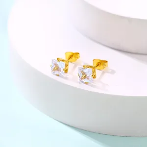 Boucles d'oreilles en acier doré avec zircon carré et sertissage classique à quatre griffes