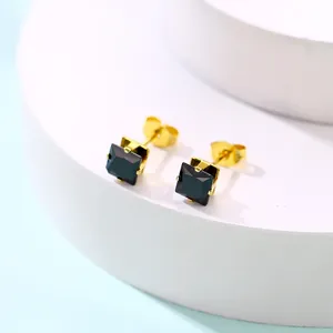 Détail de boucles d'oreilles en zircon noir carré avec serti à quatre griffes