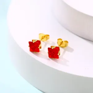 Gros plan de boucles d'oreilles carrées en zircon rouge avec serti griffes doré chic