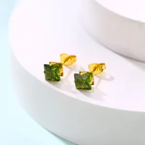 Détails de boucles d'oreilles en zircon vert carré avec monture plaquée or à quatre griffes