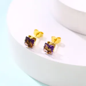 Détail de boucles d'oreilles carrées en zircon violet avec sertissage doré